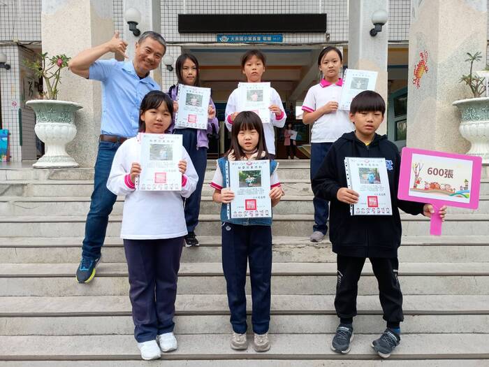 114年11月獲得600張榮譽貼紙兒童與校長合影圖片