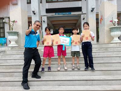 115年4月獲得300張榮譽貼紙兒童與校長合影