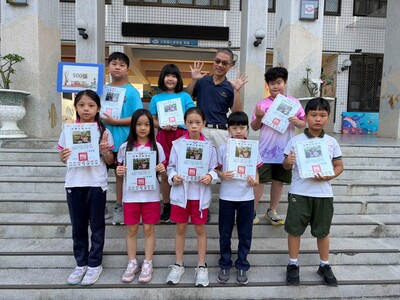 115年10月獲得500張榮譽貼紙兒童與校長合影