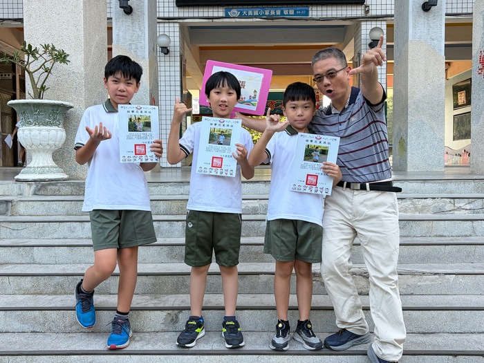 115年9月獲得600張榮譽貼紙兒童與校長合影