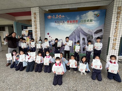 二年十班全班榮獲本校閱讀護照小學士學位證書圖片