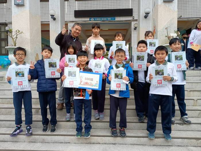 115年1月獲得500張榮譽貼紙兒童與校長合影圖片