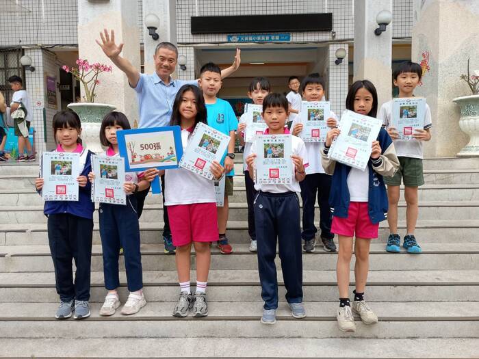 115年3月獲得500張榮譽貼紙兒童與校長合影