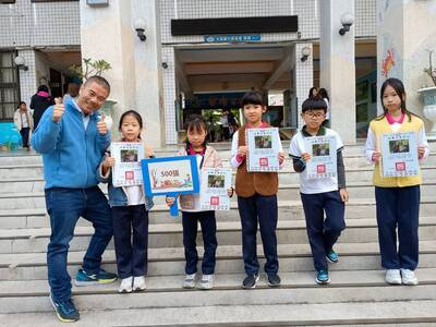 114年12月獲得500張榮譽貼紙兒童與校長合影圖片