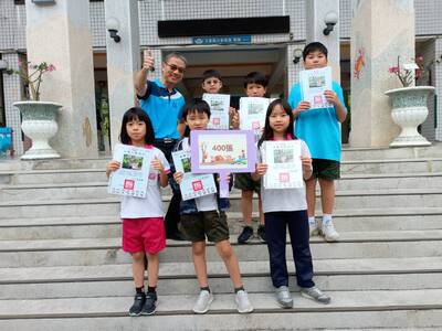 115年4月獲得400張榮譽貼紙兒童與校長合影