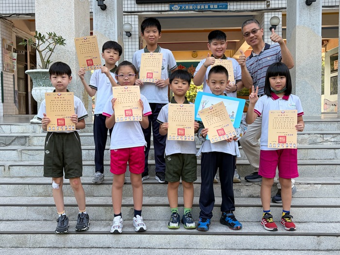 115年9月獲得300張榮譽貼紙兒童與校長合影