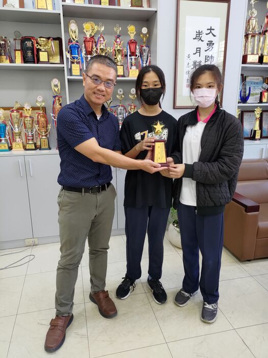 六年7班張靜澄與李采倢參加牙醫師公會全國聯合會辦理「2023年全國國小學童潔牙微電影觀摩暨口腔保健推廣海報」榮獲甲組第二名圖片