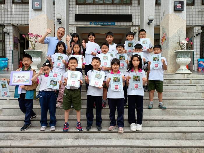 115年3月獲得400張榮譽貼紙兒童與校長合影