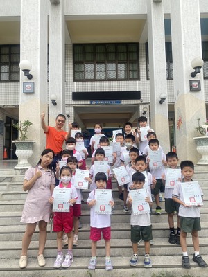 二年七班全班榮獲本校閱讀護照小專士學位證書圖片