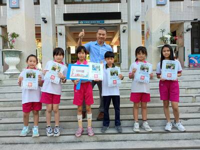 114年9月獲得500張榮譽貼紙兒童與校長合影圖片