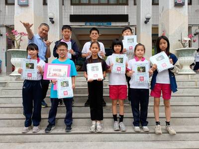 115年3月獲得600張榮譽貼紙兒童與校長合影