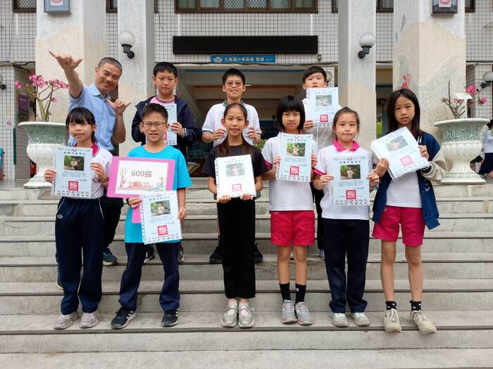 115年3月獲得600張榮譽貼紙兒童與校長合影