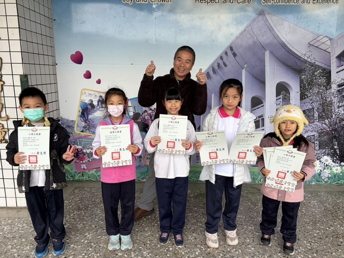 二年一班張宇嫣、林一凡、鐘杉杉、蔡景伊、謝帛昊榮獲本校閱讀護照學位證書圖片