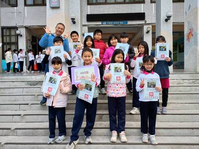 114年12月獲得400張榮譽貼紙兒童與校長合影圖片