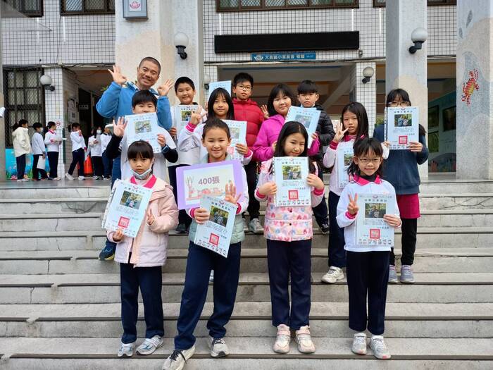 114年12月獲得400張榮譽貼紙兒童與校長合影圖片