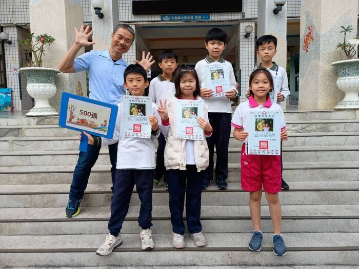 114年11月獲得500張榮譽貼紙兒童與校長合影圖片