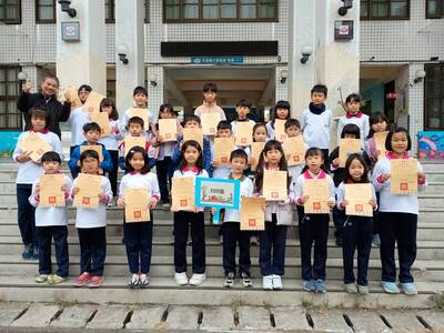 115年1月獲得300張榮譽貼紙兒童與校長合影圖片
