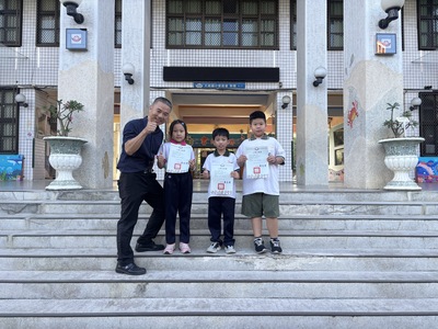 二年三班王冠諺、二年八班孫育安、二年九班周瑀晨榮獲閱讀小專士學位；三年四班林忻璦榮獲閱讀小博士學位，恭喜以上四位閱讀小達人圖片