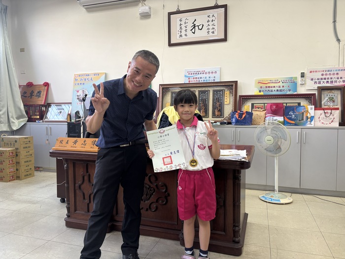 二年三班王冠諺、二年八班孫育安、二年九班周瑀晨榮獲閱讀小專士學位；三年四班林忻璦榮獲閱讀小博士學位，恭喜以上四位閱讀小達人圖片