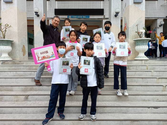 115年1月獲得600張榮譽貼紙兒童與校長合影圖片