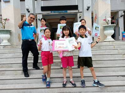 115年4月獲得600張榮譽貼紙兒童與校長合影