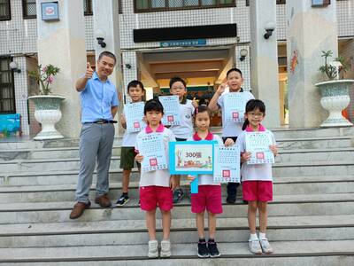 114年9月獲得300張榮譽貼紙兒童與校長合影圖片