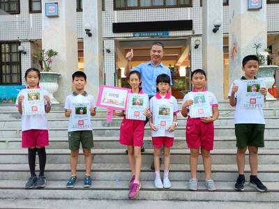 114年9月獲得600張榮譽貼紙兒童與校長合影圖片