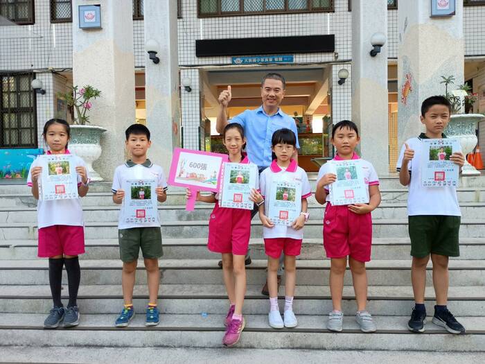 114年9月獲得600張榮譽貼紙兒童與校長合影圖片