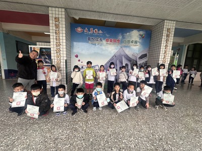 二年六班全班榮獲本校閱讀護照小專士學位證書圖片