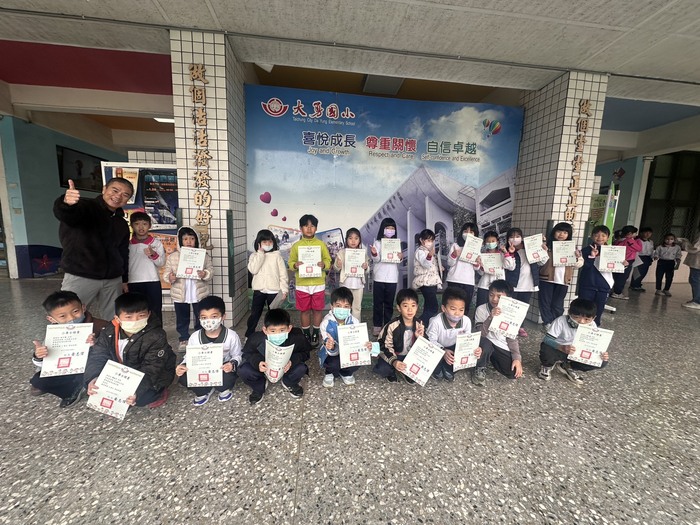 二年六班全班榮獲本校閱讀護照小專士學位證書圖片