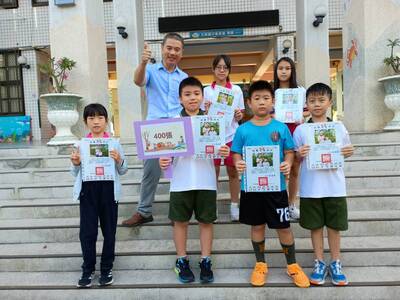 114年9月獲得400張榮譽貼紙兒童與校長合影圖片