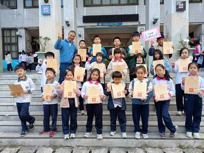 114年12月獲得200張榮譽貼紙兒童與校長合影圖片