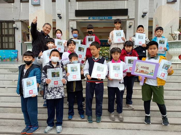 115年1月獲得400張榮譽貼紙兒童與校長合影圖片