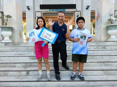 114年10月獲得500張榮譽貼紙兒童與校長合影圖片