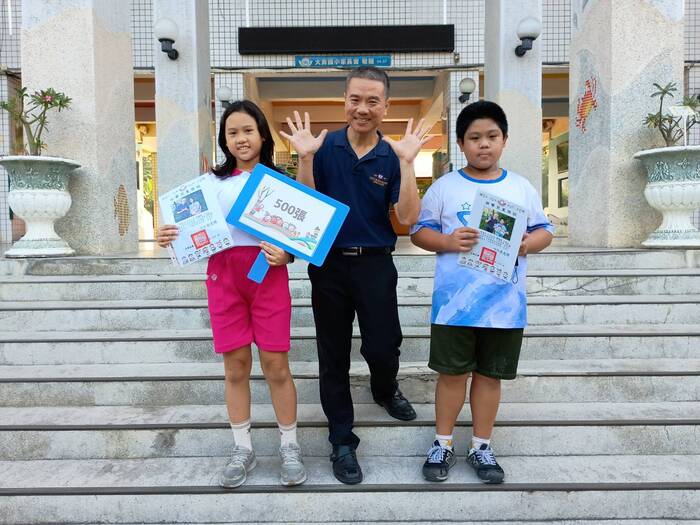 114年10月獲得500張榮譽貼紙兒童與校長合影圖片