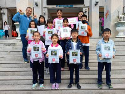 114年12月獲得600張榮譽貼紙兒童與校長合影圖片