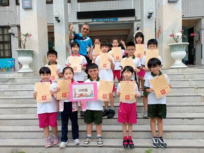 115年4月獲得200張榮譽貼紙兒童與校長合影