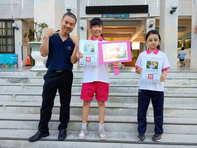 114年10月獲得600張榮譽貼紙兒童與校長合影圖片