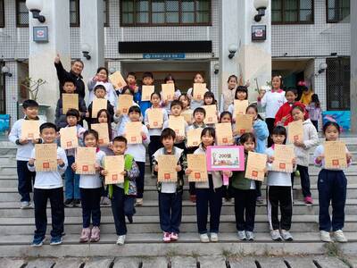 115年1月獲得200張榮譽貼紙兒童與校長合影圖片
