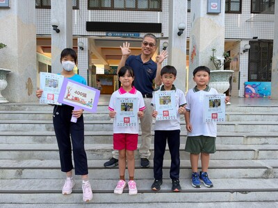 115年10月獲得400張榮譽貼紙兒童與校長合影