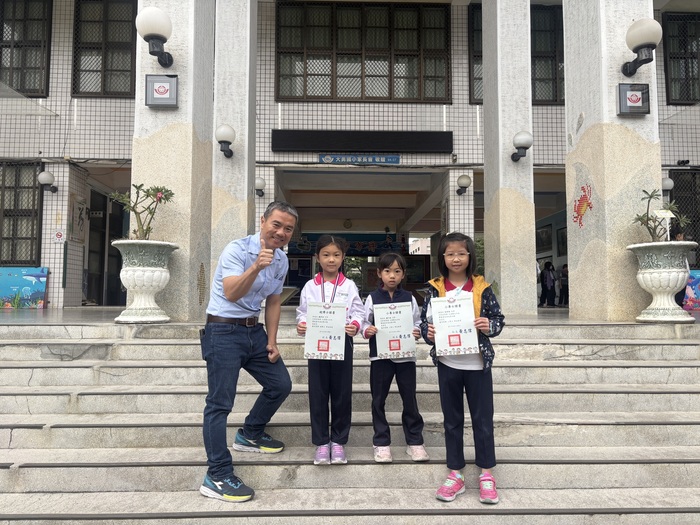 二年八班彭宥瑄、二年九班顏于庭榮獲閱讀小專士學位；三年九班鍾瀅羽榮獲閱讀超博士學位，恭喜以上三位閱讀小達人圖片