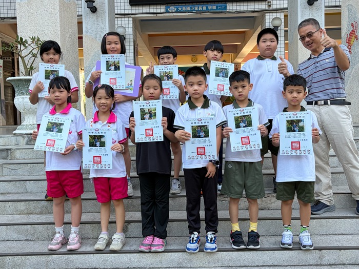 115年9月獲得400張榮譽貼紙兒童與校長合影