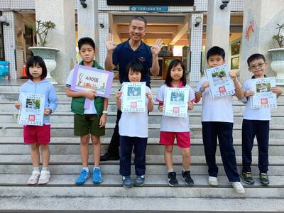 114年10月獲得400張榮譽貼紙兒童與校長合影圖片
