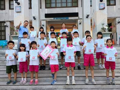114年9月獲得200張榮譽貼紙兒童與校長合影圖片